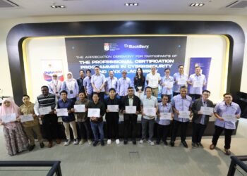 Peserta Program ToT QNX Everywhere dan Pensijilan Profesional Keselamatan Siber UKM-BlackBerry bergambar selepas menerima sijil profesional masing-masing.