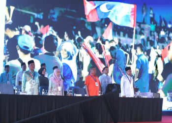 Presiden PKR, Datuk Seri Anwar Ibrahim tiba di Kongres Nasional Keadilan 2026 diiringi oleh Datuk Seri Hajiji Noor, Datuk Seri Wan Azizah Wan Ismail dan Mohamad Sabu di Pusat Dagangan dan Pameran Antarabangsa Melaka (MITC) di sini hari ini. GAMBAR - AMIR KHALID