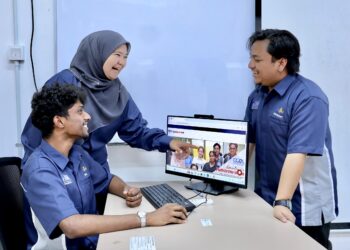Sebahagian pelajar Universiti Teknikal Malaysia Melaka (UTeM) menikmati capaian internet dengan perkhidmatan oleh MCMC yang memperkukuh ketersambungan digital dengan 410 titik capaian Wi-Fi dan Menara 4G baharu di Universiti Teknikal Malaysia Melaka (UTeM), Durian Tunggal di sini hari ini. GAMBAR - AMIR KHALID