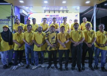 RAFIZI Ramli (baris depan, tengah) bersama  calon Bersama pada majlis pengumuman calon Bersama bagi PRN Melaka  di Batu Berendam, Melaka, semalam. - UTUSAN/AMIR KHALID