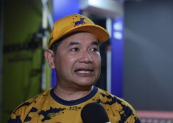 RAFIZI Ramli ditemui pemberita selepas pengumuman calon Bersama bagi PRN Melaka di Batu Berendam, Melaka, semalam. - UTUSAN/AMIR KHALID