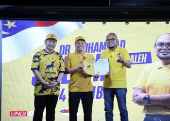 Calon Bersama N.24 Bemban, Dr Muhammad Solehin Saleh bersama Datuk Seri Rafizi Ramli dan Nik Nazmi Nik Ahmad ketika  Pengumuman Calon PRN Melaka Parti Bersama di Batu Berendam di sini hari ini. -UTUSAN/AMIR KHALID