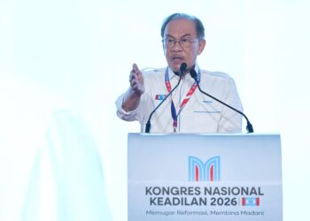 ANWAR Ibrahim ketika berucap dalam penggulungan pada Kongres Nasional Tahunan PKR di MITC Melaka hari ini. - UTUSAN/AMIR KHALID