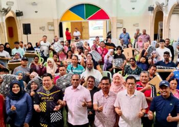 M. Saravanan (tengah) pada Majlis Sumbangan Komputer Riba Parlimen Tapah 2026 di Dewan Gandhi, Tapah, Perak hari ini.