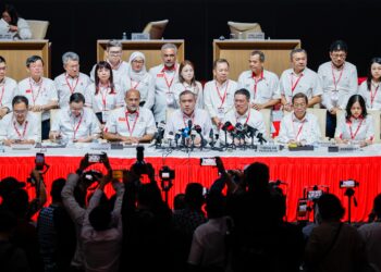 ANTHONY Loke Siew Fook (tengah) pada sidang akhbar selepas Persidangan Kebangsaan DAP 2026 di Pusat Konvensyen Antarabangsa Putrajaya, semalam. – UTUSAN/SHIDDIEQIIN ZON