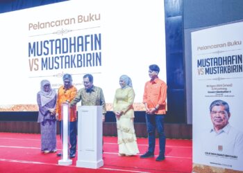 MOHAMAD Sabu (dua dari kiri) dan Johan Jaaffar (tengah) melancarkan buku Mustadhafin vs Mustakbirin di Kuala Lumpur, semalam. – utusan/M. FIRDAUS M. JOHARI