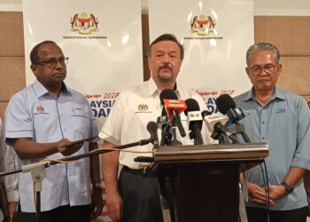AMIR Hamzah Azizan ditemui pemberita dalam Sesi Libat Urus Belanjawan 2027 bersama pemain industri di Tawau, Sabah, semalam
