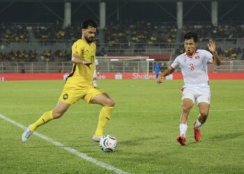 PEMAIN Vietnam, Van Vi Nguyen (kanan) mengejar bola dari pemain Malaysia, Sturmer Dos Reis Paulo Josue pada perlawanan Separuh Akhir 1 Piala Hyundai Asean 2026 antara Malaysia menentang Vietnam di Stadium Bolasepak Kuala Lumpur di sini hari ini.-UTUSAN/ FARIZ RUSADIO