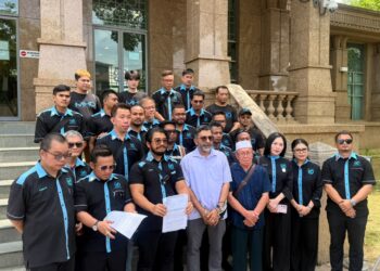 PENYERAHAN memorandum kepada Setiausaha Sulit Kanan Perdana Menteri, Aznur Hafeez Kaswuri di Kompleks Perdana Putra. Putrajaya.