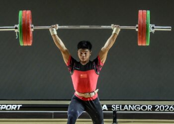 Aksi Atlet Angkat Berat Kedah, Arif Abdul Musawwir Mohd Nor ketika mengangkat berat kategori 65 kg Lelaki sempena temasya Sukan Malaysia (SUKMA) di Dewan Sri Cempaka MPKJ, Kajang di sini hari ini. GAMBAR - AMIR KHALID