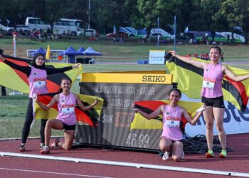 Barisan atlet Sarawak, Danea Humairah Shayrman Sufry, Alvinia Aivie Jackly, Syarifah Nur Alisya Syed Zafirna dan Ormilla Octavia Codday meraih pingat emas dalam acara 4x100m wanita akhir pada temasya Sukan Malaysia (SUKMA) 2026 di Stadium UPM, Serdang di sini hari ini. GAMBAR - AMIR KHALID