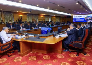 AHMAD Zahid Hamidi mempengerusikan Mesyuarat Jawatankuasa Kabinet Mengenai Keselamatan dan Kesesakan Jalan Raya (JK-MKKJR) di Putrajaya. - FOTO PEJABAT TPM