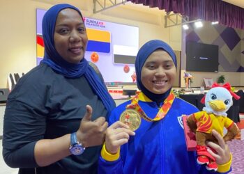NURQALIDA Umirah Abdullah Bersama ibunya, Siti Salmah Sharif selepas meraih pingat emas kategori 58 kilogram (kg) wanita di Sukan Malaysia (SUKMA) Selangor 2026, hari ini.
