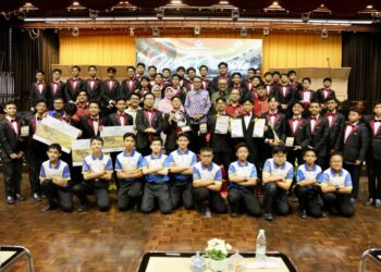 Barisan pelajar Sekolah Dato’ Abdul Razak (SDAR) di Festival Wind Orchestra Sekolah Berasrama Penuh (SBP) Peringkat Kebangsaan Ke-24