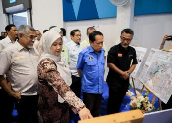 FADHLINA Sidek (kanan) bersama Ahmad Maslan (tengah) melihat pelan projek semasa hadir ke Majlis Penyerahan Projek Pembinaan Bangunan Tambahan Kolej Matrikulasi Kelantan di Pasir Putih, Kelantan hari ini-UTUSAN/KAMARUL BISMI KAMARUZAMAN.