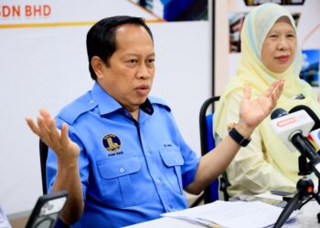 AHMAD Maslan semasa sidang media selepas Majlis Penyerahan Projek Pembinaan Bangunan Tambahan Kolej Matrikulasi Kelantan di Pasir Puteh, Kelantan hari ini.-UTUSAN/KAMARUL BISMI KAMARUZAMAN.