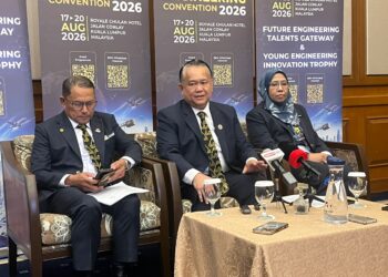 ALEXANDER Nanta Linggi (tengah) dan Presiden Lembaga Jurutera Malaysia (BEM), Datuk Ibrahim Esa (kiri) ketika sidang akhbar pada Konvensyen Jurutera Kebangsaan (NEC) 2026 di Hotel Royale Chulan Kuala Lumpur, di sini hari ini.