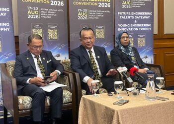 ALEXANDER Nanta Linggi (tengah) dan Presiden Lembaga Jurutera Malaysia (BEM), Datuk Ibrahim Esa (kiri) ketika sidang akhbar pada Konvensyen Jurutera Kebangsaan (NEC) 2026 di Hotel Royale Chulan Kuala Lumpur, di sini hari ini.