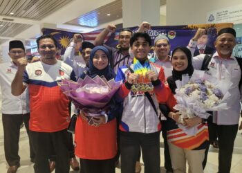 MUHAMMAD Esyhan Izz Rifqi Badaliza (depan, dua kanan) di samping Badaliza Ismail (depan, kiri), Juliaizura Zulbakia (depan, dua kiri) dan Siti Rossilawati Othman (depan, kanan) ketika disambut pulang di LTSIP Pengkalan Chepa, Kota Bharu, Kelantan semalam. - UTUSAN/MUSTAQIM MOHAMED