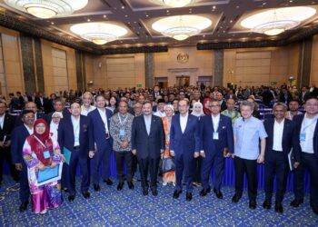 ANWAR Ibrahim bergambar bersama wakil GLC dan GLIC selepas Majlis Libat Urus Belanjawan 2027 di Kementerian Kewangan, Putrajaya. - UTUSAN/FAISOL MUSTAFA