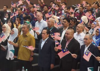 AHMAD Maslan (depan, tengah) turut sama mengibarkan Jalur Gemilang sempena majlis perasmian Konvensyen Kontraktor 2026 di Pusat Konvensyen PICCA di Butterworth, Pulau Pinang hari ini. - UTUSAN/DANIAL SAAD