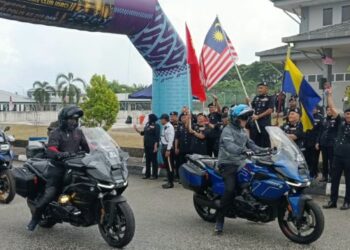 ADZLI Abu Shah mengibarkan Jalur Gemilang sebagai simbolik melepaskan Konvoi Charity Ride PDRM bersama Ipoh Superbiker's Club sempena Sambutan Hari Polis Ke-219 dan Sambutan Ambang Merdeka ke-69 di IPD Kuala Muda, Sungai Petani, hari ini.
