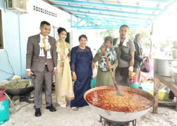 MEK Sewin Chaw  (tengah) bersama pengantin meluangkan masa melihat penyediaan gulai kawah di Kampung Chenderung Teluk Jering ,Tumpat, Kelantan. – UTUSAN/ROHANA ISMAIL