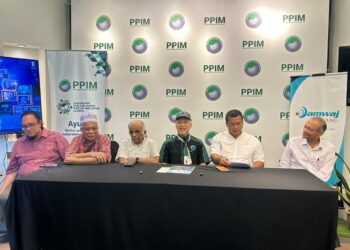 NADZIM Johan (tiga kanan) ketika sidang media gesa kerajaan menubuhkan RCI isu vaksin Covid-19.