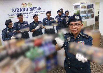 HASBOLLAH Din (kanan) menunjukkan sebahagian daripada rokok dan minuman keras yang dirampas ketika sidang akhbar di Kompleks Pencegahan Kastam Perai di Butterworth, Pulau Pinang, hari ini.-UTUSAN/DANIAL SAAD