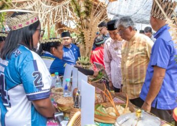AL-SULTAN Abdullah Ri'ayatuddin Al-Mustafa Billah Shah diiringi Timbalan Perdana Menteri, Datuk Seri Dr. Ahmad Zahid Hamidi dan Menteri Besar, Datuk Seri Wan Rosdy Wan Ismail beramah mesra dengan masyarakat Orang Asli ketika meninjau reruai pameran pada Program Kenduri Rakyat Sempena Hari Orang Asli 2026 di Kampung Sungai Mok, Rompin, Pahang.