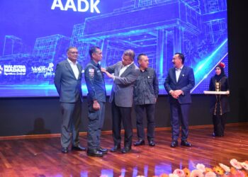 SAIFUDDIN Nasution Ismail memakai lencana Unit Dron kepada Timbalan Komandan Unit Dron AADK, Zainuddin Abdullah ketika melancarkan Unit Dron AADK sempena Perhimpunan Bulanan KDN hari ini, di sini.