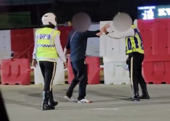 TANGKAP layar rakaman video tular memaparkan seorang lelaki terlibat dalam insiden provokasi dengan seorang anggota polis trafik di laluan masuk ke Bangunan Sultan Iskandar, Johor Bahru.