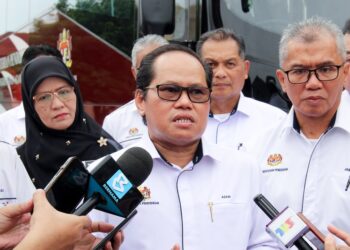 MOHD. Azam Ahmad semasa sidang media selepas  Majlis Penyerahan Bas kepada Sekolah Menengah Kebangsaan Agama (SMKA) Naim Lilbanat, Kota Bharu, Kelantan hari ini-UTUSAN/KAMARUL BISMI KAMARUZAMAN.