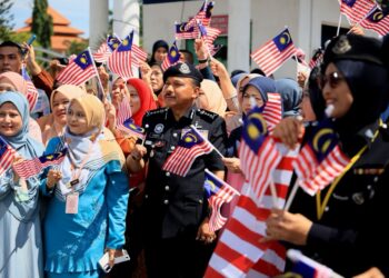 MOHD. Yusoff Mamat (tengah) mengibarkan Jalur Gemilang bersama pegawai dan warga Ibu Pejabat Polis Kontinjen (IPK) Kelantan semasa Aktiviti Riadah Bermotosikal dan Sumbangan Kebajikan Polis Diraja Malaysia (PDRM) Bersama Ipoh Super Biker’s Club (ISBC) Sempena Sambutan Hari Polis dan Sambutan Ambang Kemerdekaan ke-69, di Kota Bharu, Kelantan hari ini-UTUSAN/KAMARUL BISMI KAMARUZAMAN.