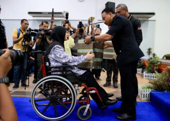 MOHD. Yusoff Mamat (kanan) menyampaikan sumbangan kepada bekas polis selepas merasmikan Aktiviti Riadah Bermotosikal dan Sumbangan Kebajikan Polis Diraja Malaysia (PDRM) Bersama Ipoh Super Biker’s Club (ISBC) Sempena Sambutan Hari Polis dan Sambutan Ambang Kemerdekaan ke-69, di Kota Bharu, Kelantan hari ini-UTUSAN/KAMARUL BISMI KAMARUZAMAN.
