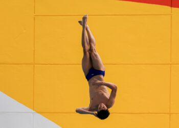 Aksi pemenang pingat emas acara Terjun 3 Meter Papan Anjal Lelaki, Yong Rui Jie daripada Wilayah Persekutuan pada kejohanan Sukan Malaysia (SUKMA) Selangor 2026 di Pusat Akuatik Selangor, di sini hari ini.-UTUSAN/SHIDDIEQIIN ZON