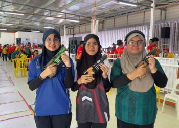 ATLET menembak Terengganu, Wan Nur Anissa Wan Nazri (tengah) berjaya meraih pingat emas acara 25 meter (m) Air pistol wanita individu selepas mengumpul 16 mata di Lapang Sasar Menembak Kebangsaan Subang Jaya, hari ini