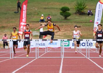 Muhammad Adib Irfan Azizan (tengah) pada aksi final 400m berpagar lelaki di Sukan Malaysia (SUKMA) 2026, di sini hari ini. Gambar Iskandar Ishak