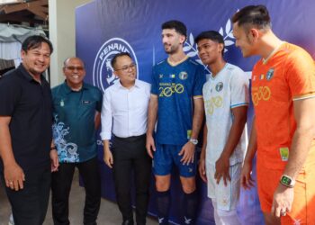 WAN Rohaimi Wan Ismail (kiri) bersama Daniel Gooi Zi Sen (tiga dari kiri) melihat jersi baharu yang akan digunakan oleh Penang FC bagi mengharungi musim 2026/2027 semasa majlis pelancaran jersi berkenaan di George Town, Pulau Pinang hari ini.-UTUSAN/DANIAL SAAD