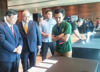 CHOW Kon Yeow (kiri) ketika menghadiri program jelajah SC Penang Semicon bertemakan Powering SemiCons: Financing Your Next Breakthrough di George Town, Pulau Pinang hari ini.-UTUSAN/SAFINA RAMLI