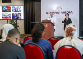 FAHMI Fadzil ketika sidang akhbar mingguan di Kementerian Komunikasi, Putrajaya. - UTUSAN/FAISOL MUSTAFA