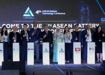 CHANG Lih Kang (enam kiri) bersama Ketua Pegawai Eksekutif Kumpulan NMB, Prof Dr Rezal Khairi Ahmad (lima kiri) ketika gimik melancarkan Persidangan Teknologi Bateri ASEAN Ke-4 (ABTC 2026) di Movenpick Hotel and Convention Centre KLIA. - UTUSAN/ FAISOL MUSTAFA