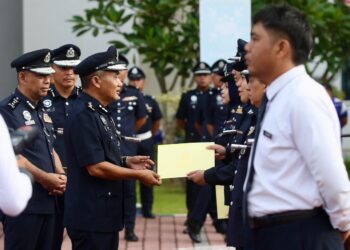 ADZLI Abu Shah menyampaikan sijil penghargaan kepada anggota polis pada Perhimpunan Bulanan dan Program Flag-Off Kibar Bendera Sempena Sambutan Hari Kemerdekaan ke-69 di IPK Kedah, hari ini - UTUSAN/ SHAHIR NOORDIN