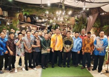ZULKIFLI Mawardi (empat dari kanan) bersama peserta Inisiatif KPS Berhad Caregiver pada Majlis Graduasi dan Makan Malam Inisiatif KPS Berhad Caregiver 2026 di Kepala Batas, Pulau Pinang.