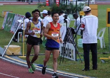 Atlet Wilayah Persekutuan, Khor Jing Hong (depan) dan Mohamad Aiman Haikal Sahrudin dari Pulau Pinang dalam saingan 20,000 meter (m) di Sukan Malaysia (SUKMA) 2026, di sini hari ini.