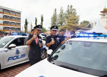 ADZLI Abu Shah (tengah) memasang bendera pada kenderaan PDRM ketika Perhimpunan Bulanan dan Program Flag-Off Kibar Bendera Sempena Sambutan Hari Kemerdekaan ke-69 di IPK Kedah, Alor Setar hari ini - UTUSAN/ SHAHIR NOORDIN
