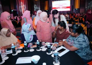 NANCY Shukri (tengah) bersama Lim Hui Ying menyantuni mangsa keganasan rumah tangga selepas perasmian Program Santun Kasih Pemandiri @ Keganasan Rumah Tangga di M Resort Hotel. - UTUSAN/SADDAM YUSOFF