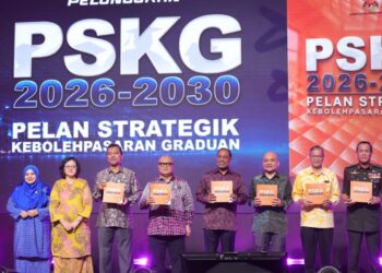 ZAMBRY Abdul Kadir (tengah) semasa merasmikan Majlis Peluncuran Pelan Strategik Kebolehpasaran Graduan (PSKG) 2026-2030 di Pusat Dagangan Dunia Kuala Lumpur (WTCKL), di sini hari ini. - UTUSAN/MOHD FARIZWAN HASBULLAH 