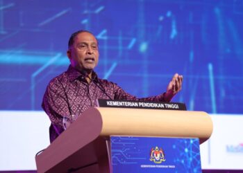 ZAMBRY Abdul Kadir semasa menyampaikan ucapan di Majlis Peluncuran Pelan Strategik Kebolehpasaran Graduan (PSKG) 2026-2030 di Pusat Dagangan Dunia Kuala Lumpur, di sini hari ini. - UTUSAN/MOHD FARIZWAN HASBULLAH