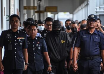 PEMANDU lori Imigresen yang mengakibatkan kemalangan maut tiga sekeluarga dibawa ke Mahkamah Majistret Kuala Lumpur semalam. - UTUSAN/SYAKIR RADIN